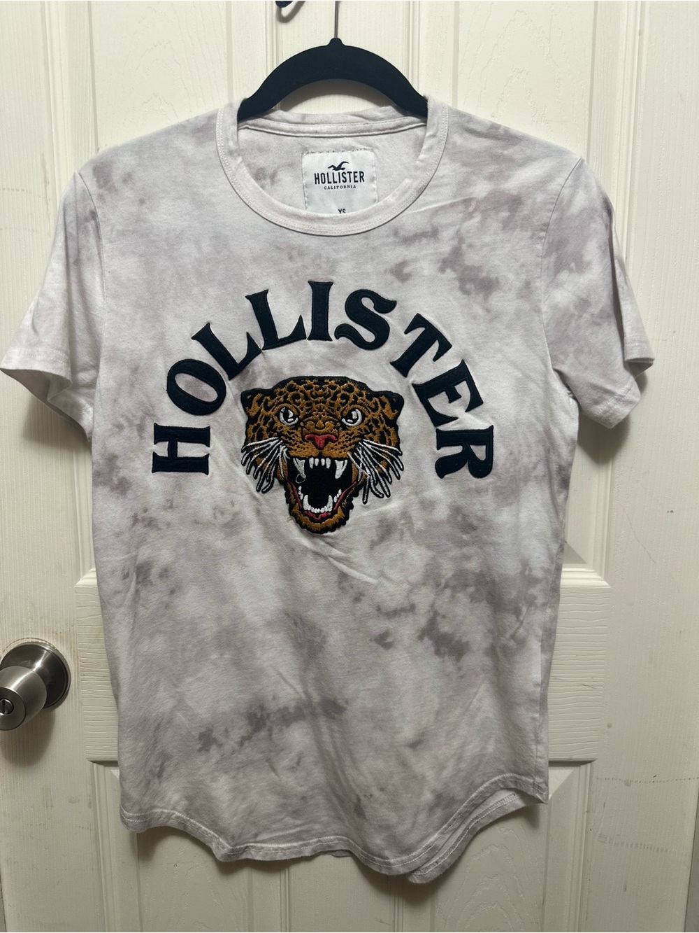 Hollister Men's White Tie-Dye Graphic Tee with Leopard Patch Size XS